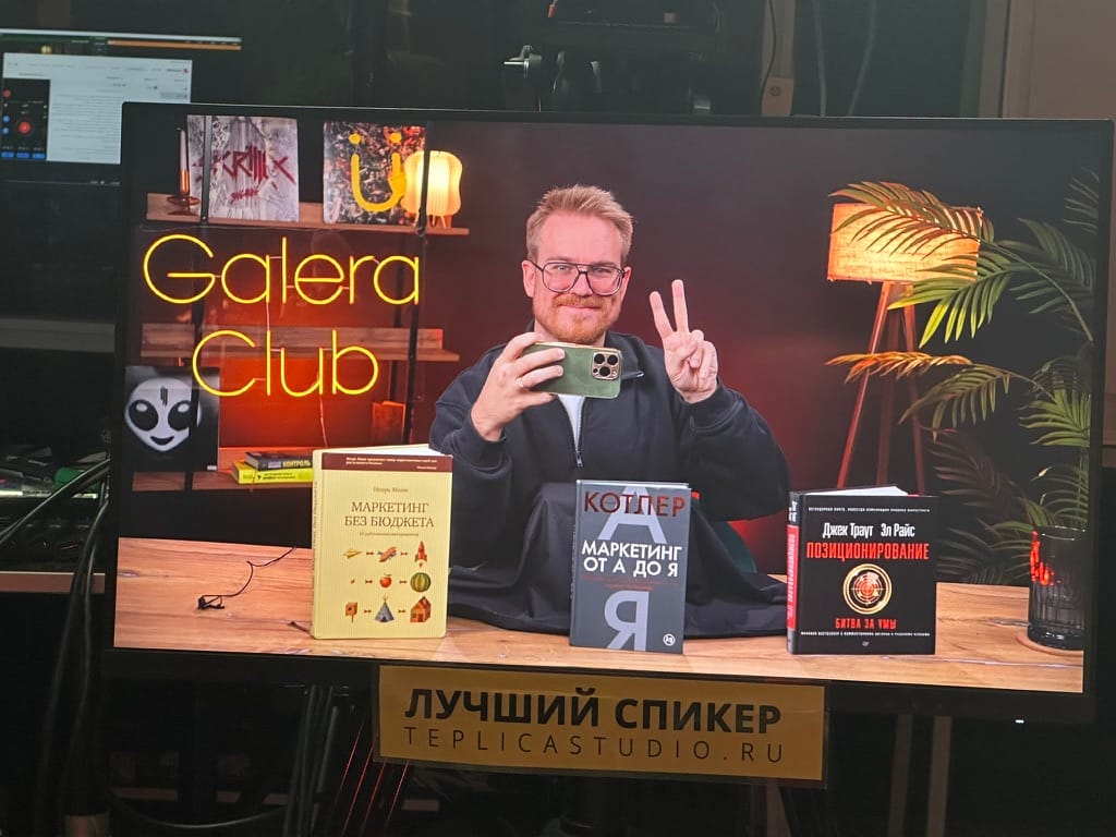 Стол с книгами по бизнесу и маркетингу: разбор, куда уходит прибыль при растущей выручке